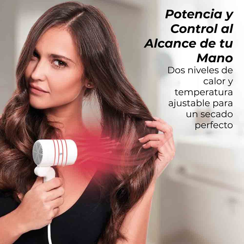 Una mujer usa un secador de pelo blanco y rojo. La imagen está acompañada de texto español.