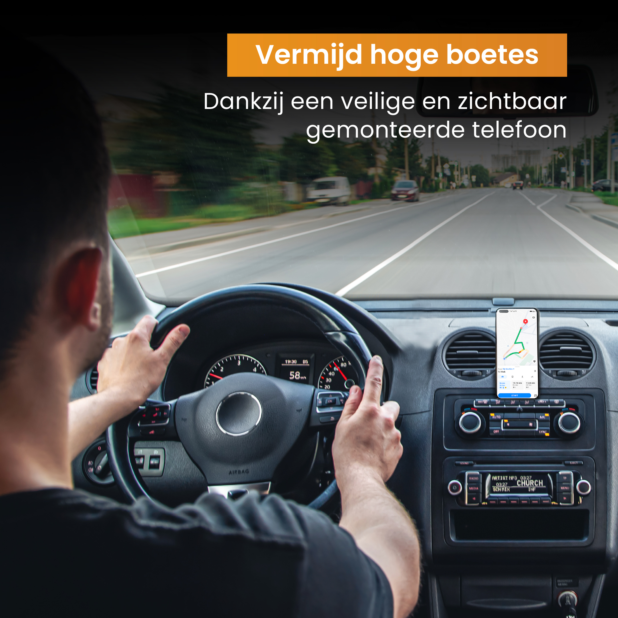 Persoon rijdt auto, dashboard zichtbaar met telefoon die een kaart toont.