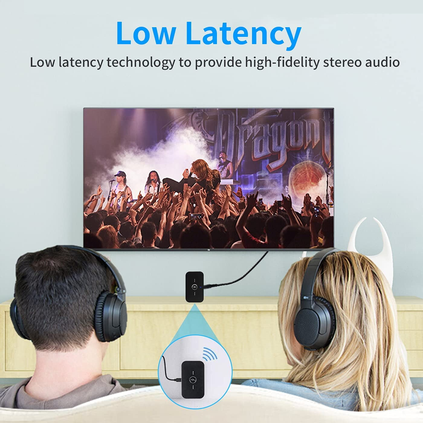 Zwei Personen mit Kopfhörern hören Audio von einem Fernseher mit geringer Latenz.