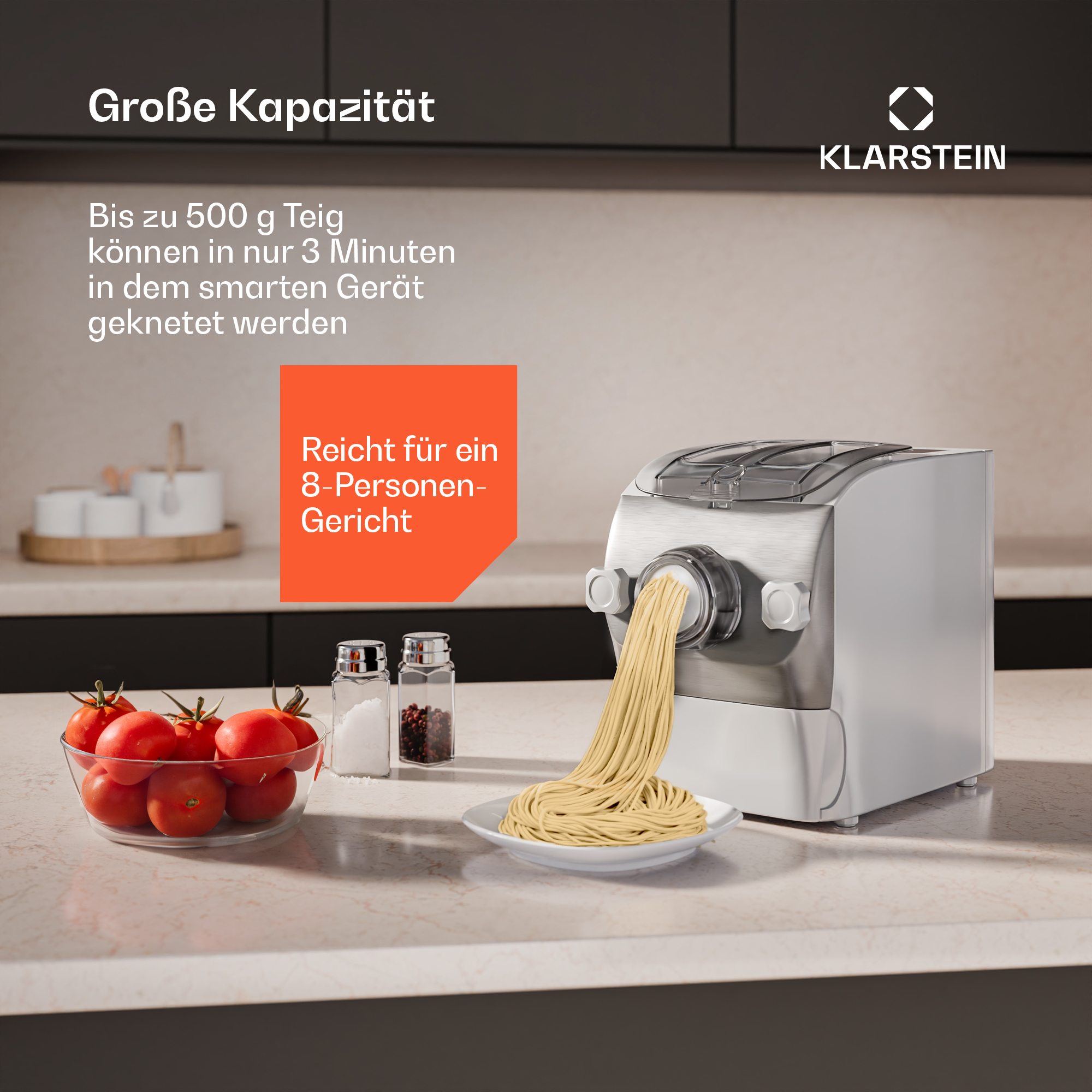 Pastamaschine in Aktion, Pasta wird extrudiert, Zutaten und Text auf Deutsch.
