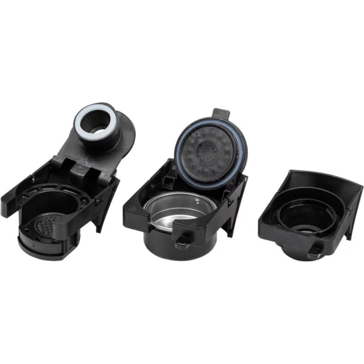 Trzy zdemontowane czarne części ekspresu do kawy. Części to portafiltr i dwa elementy mocujące.