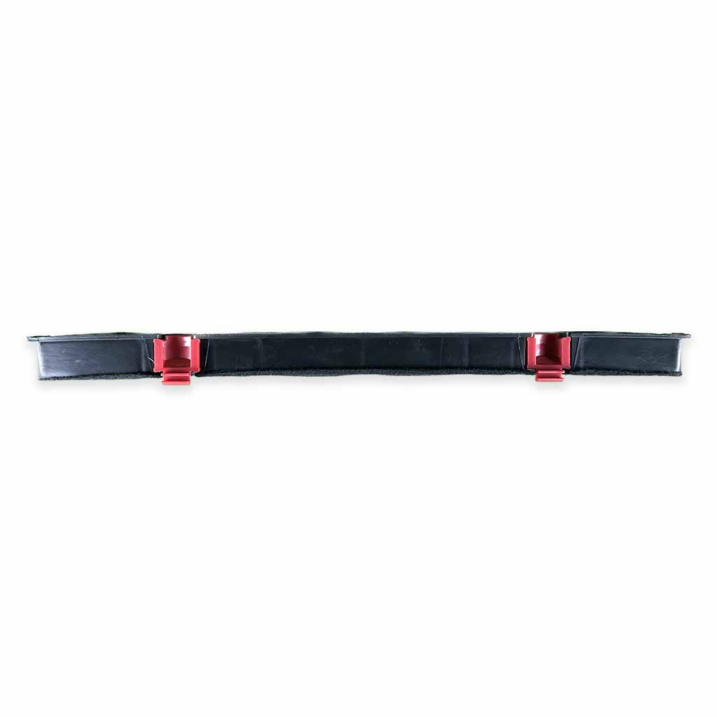 Ein schwarzer rechteckiger Luftfilter mit zwei roten Clips auf weißem Hintergrund.