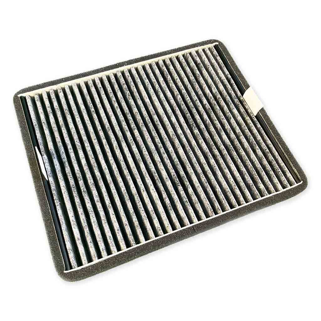 Filtre à air rectangulaire avec matériau filtrant plissé gris à l'intérieur d'un cadre noir.
