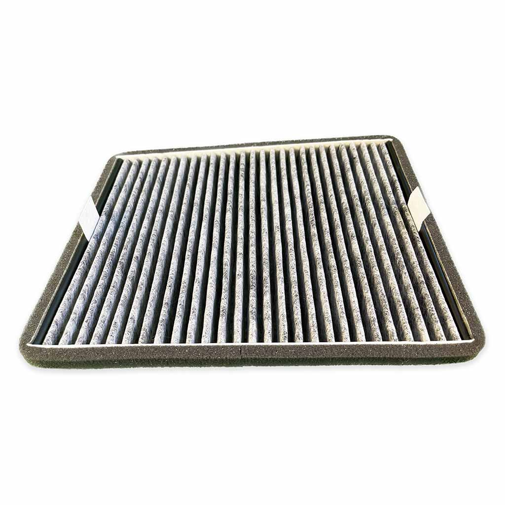 Filtre à air rectangulaire avec des rayures blanches et grises.