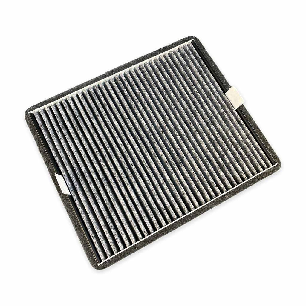 Un filtre d'habitacle rectangulaire avec un cadre noir et un filtre gris.
