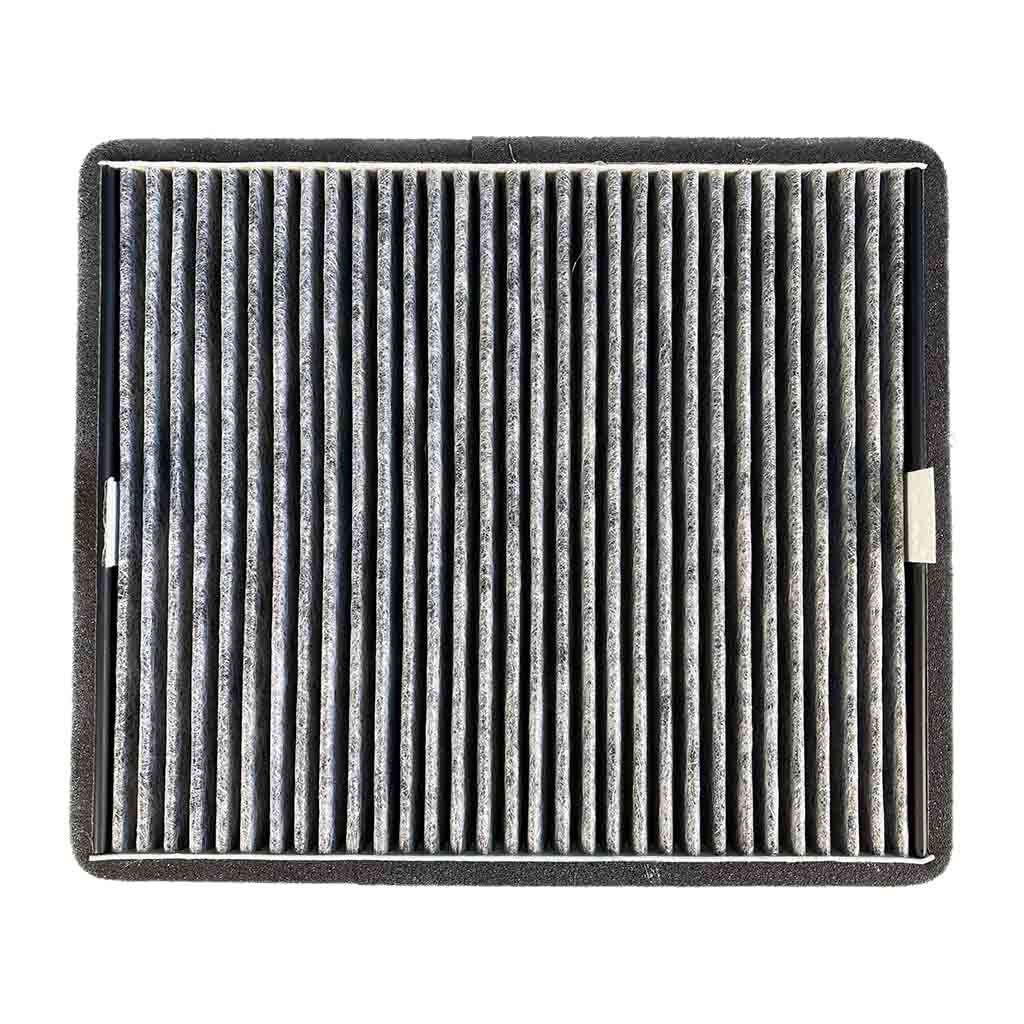 Filtre à air rectangulaire à plis verticaux, gris et noir, isolé sur blanc.