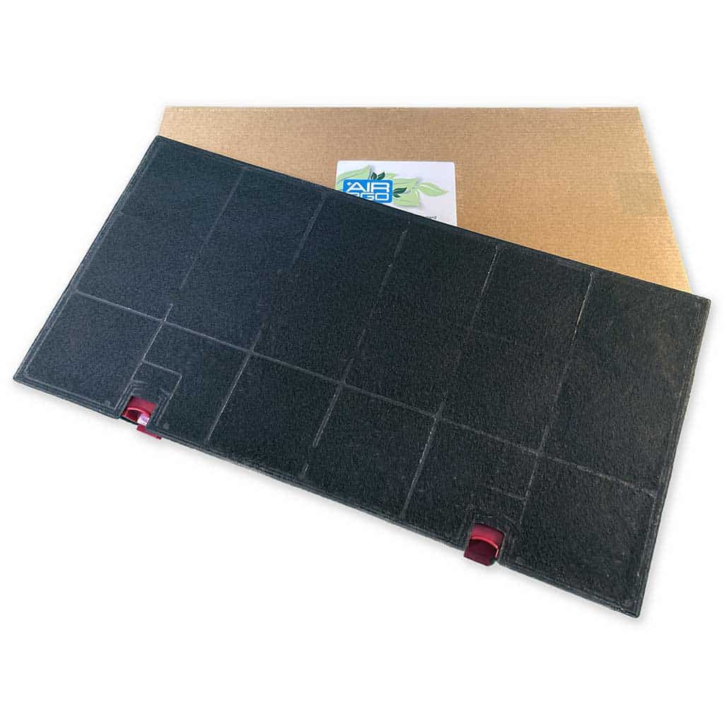 Ein rechteckiger Kohlefilter mit roten Laschen, auf weißem Untergrund mit Karton.