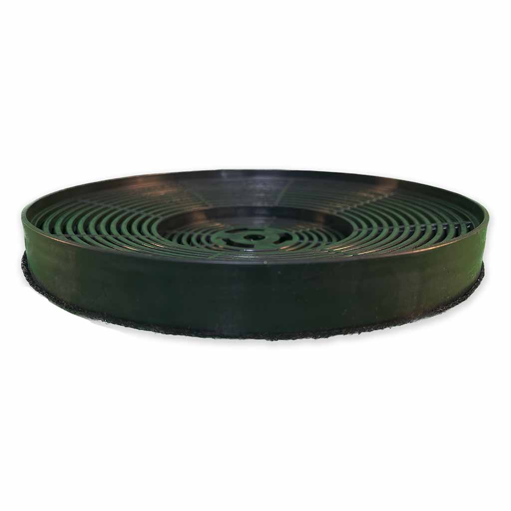 Ein schwarzer, runder Aktivkohlefilter für eine Küchenhaube, mit dunkelgrünem Innenraum.