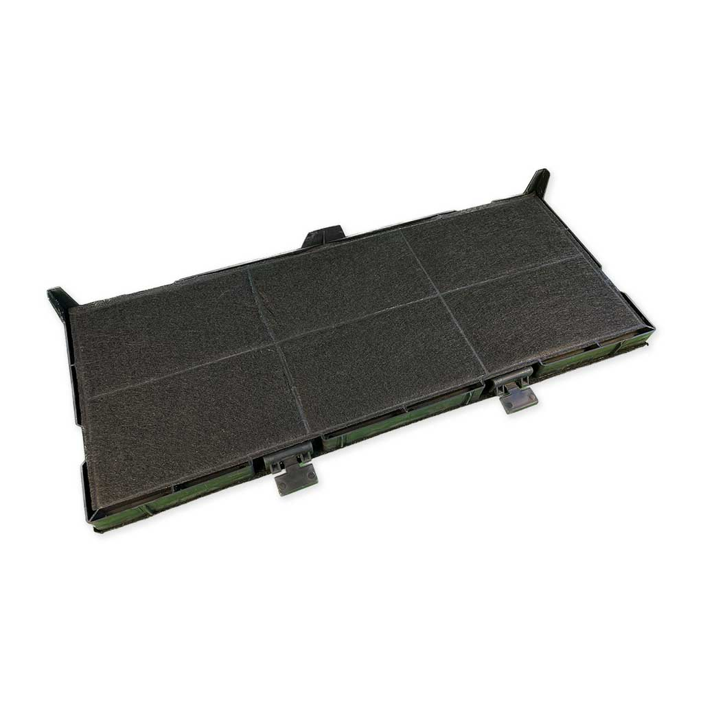 Ein schwarzer rechteckiger Luftfilter mit Gitterdesign, auf weißer Oberfläche.