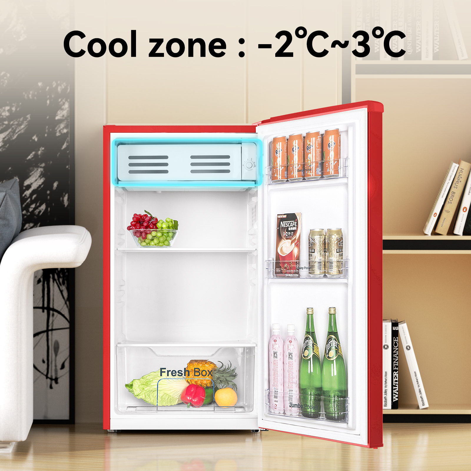 Mini-nevera roja con puerta abierta, mostrando estantes con alimentos y bebidas. Etiqueta de temperatura visible.