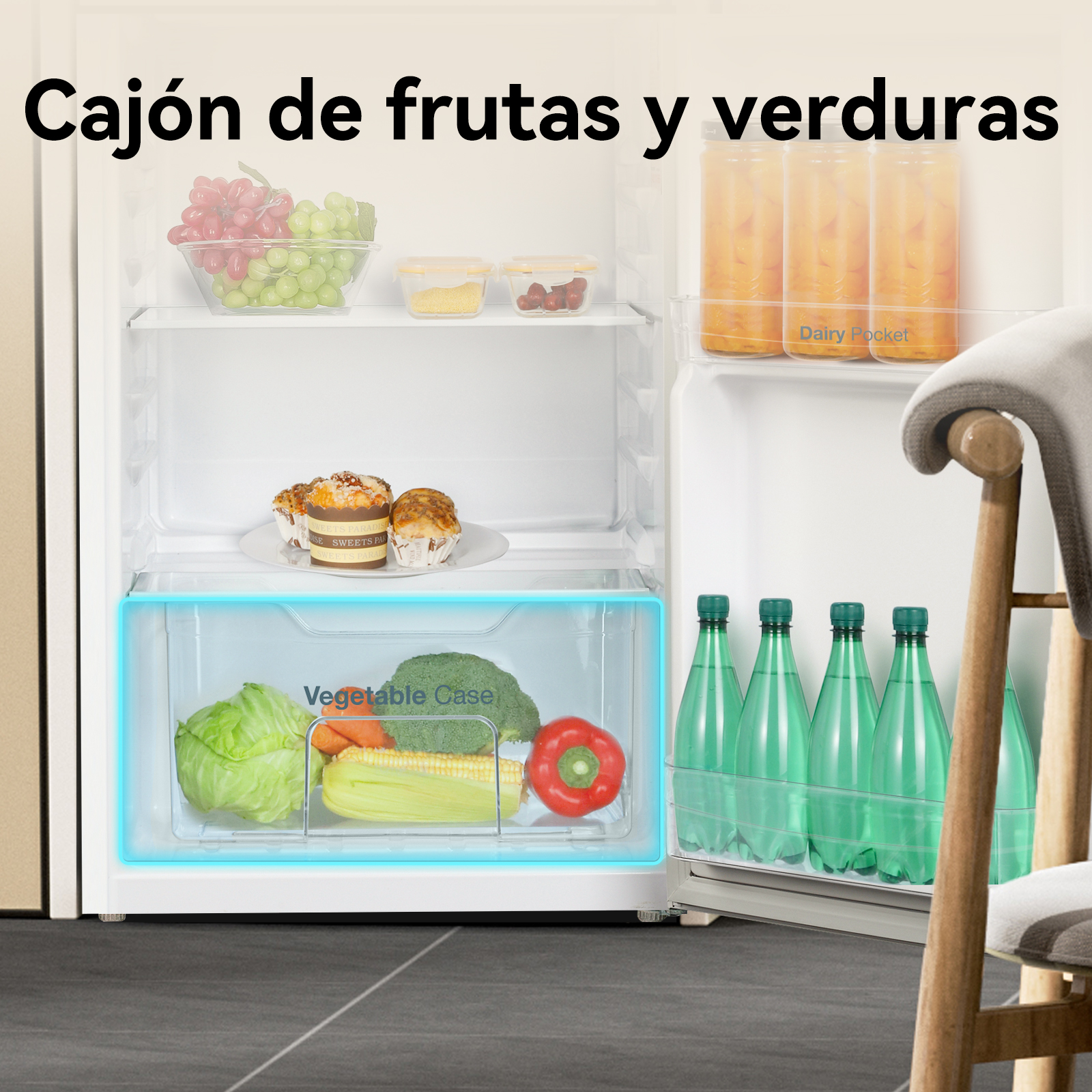 Interior de refrigerador con cajón de frutas/verduras, verduras, frutas y botellas dentro, puerta abierta.