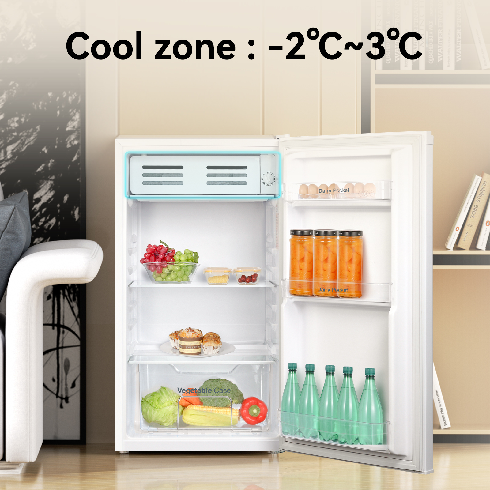 Un pequeño refrigerador blanco con la puerta abierta, mostrando estantes con alimentos.