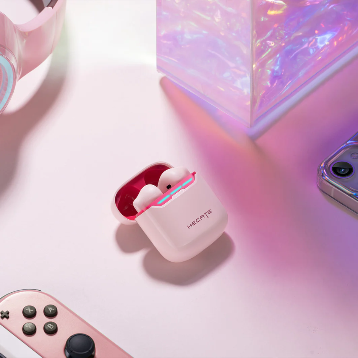 Auriculares inalámbricos rosas en un estuche de carga rosa, con un fondo rosa.