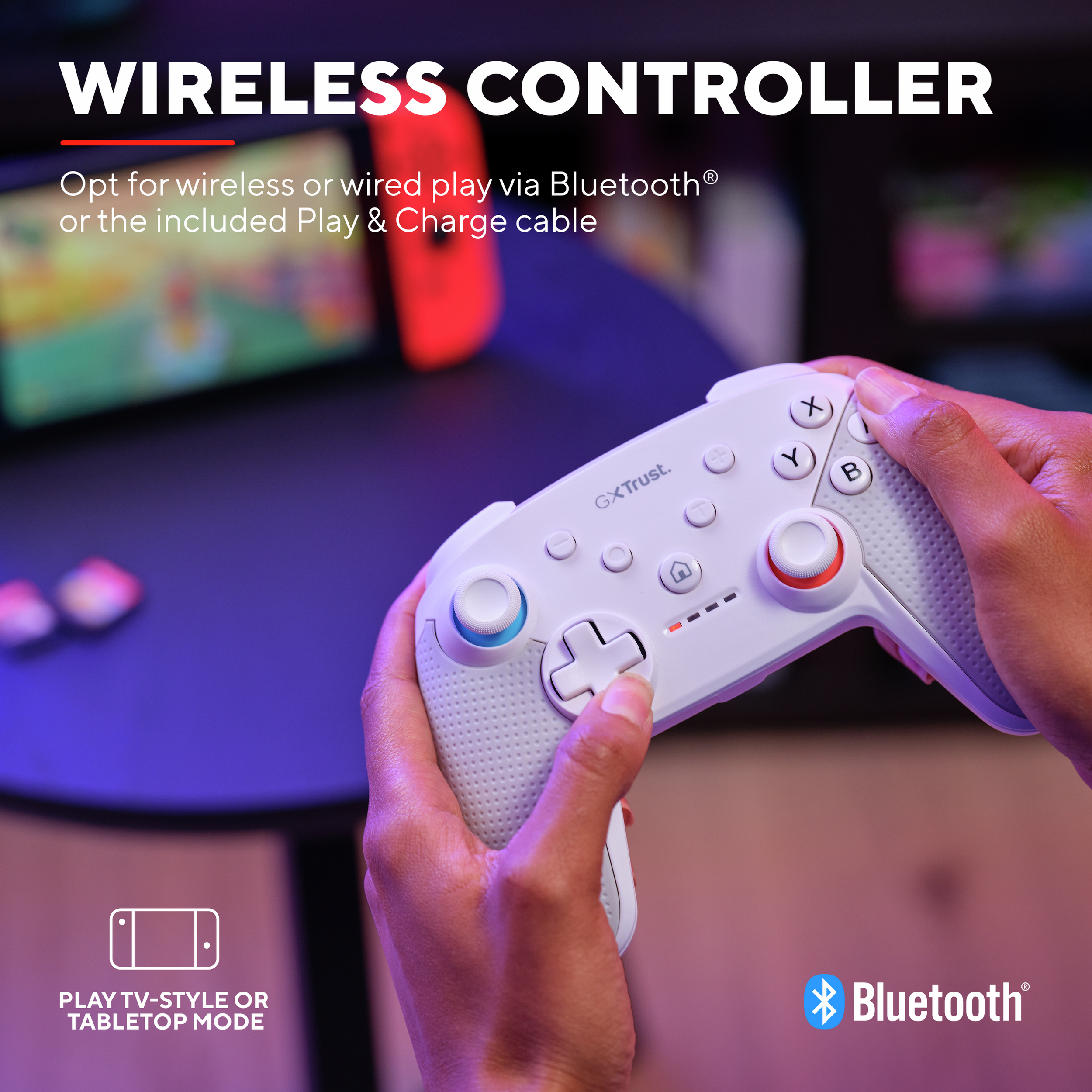 Osoba trzymająca biały gamepad z logo Bluetooth. Gra jest wyświetlana na ekranie.