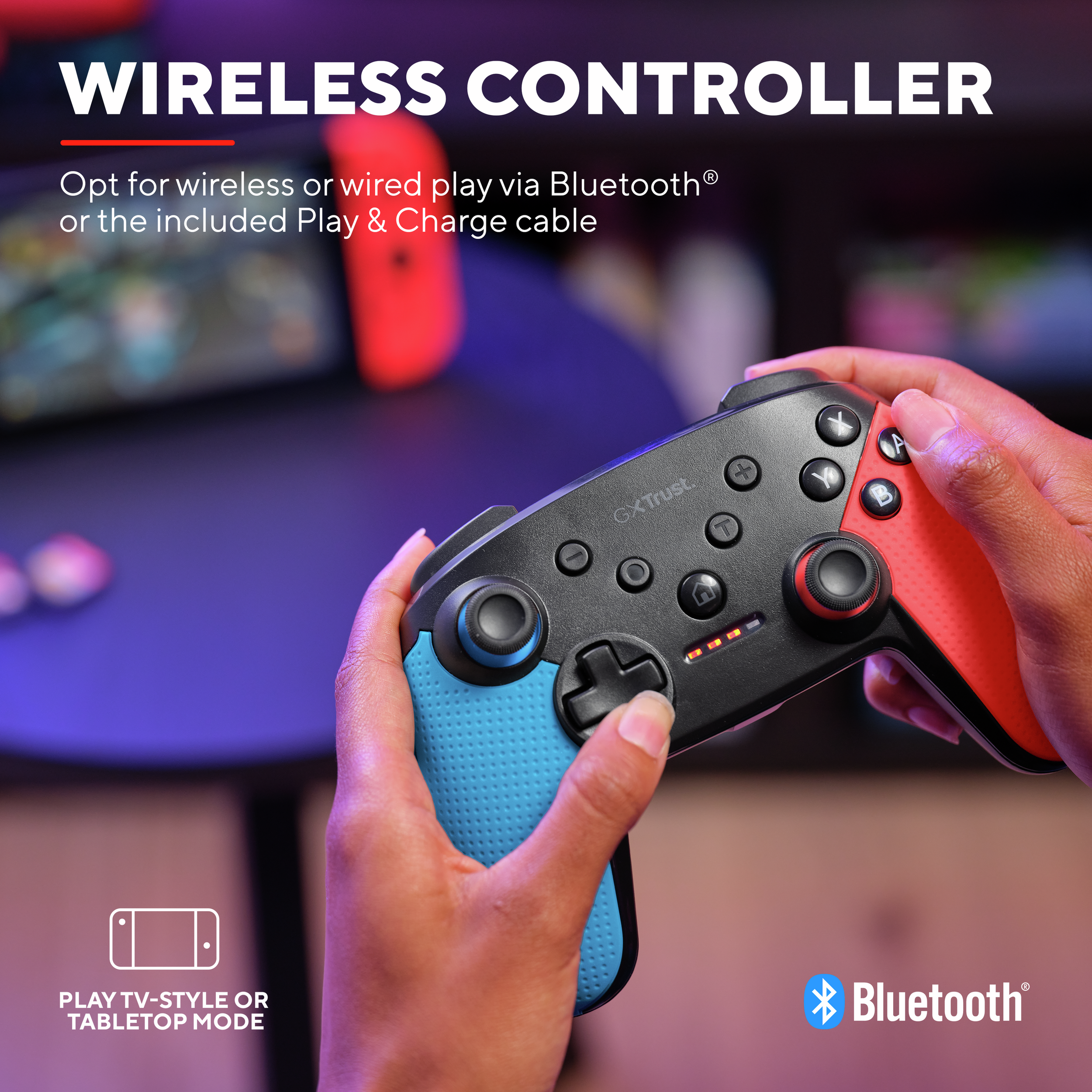 Hände halten einen schwarzen und roten kabellosen Gamecontroller, Bluetooth und Konsole.