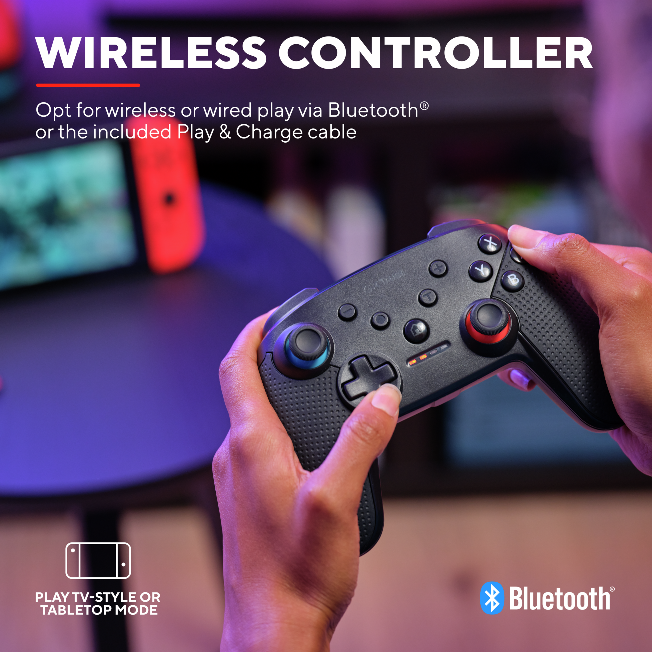 Osoba trzymająca czarny kontroler bezprzewodowy z czerwonym Switchem. Widoczne logo Bluetooth.