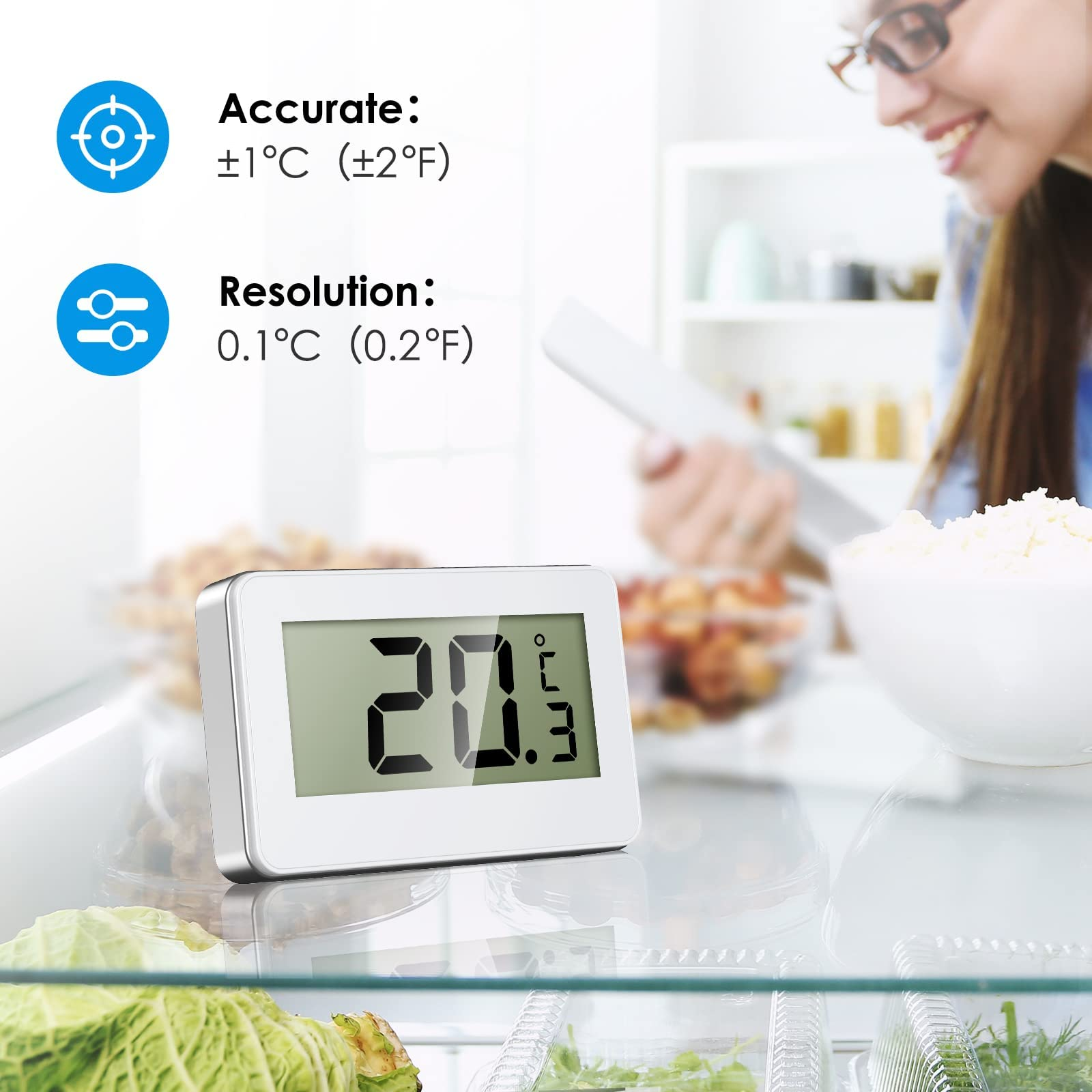 Digitales Thermometer zeigt 20,3 Grad. Frau im Hintergrund. Text: Genauigkeit und Auflösung.