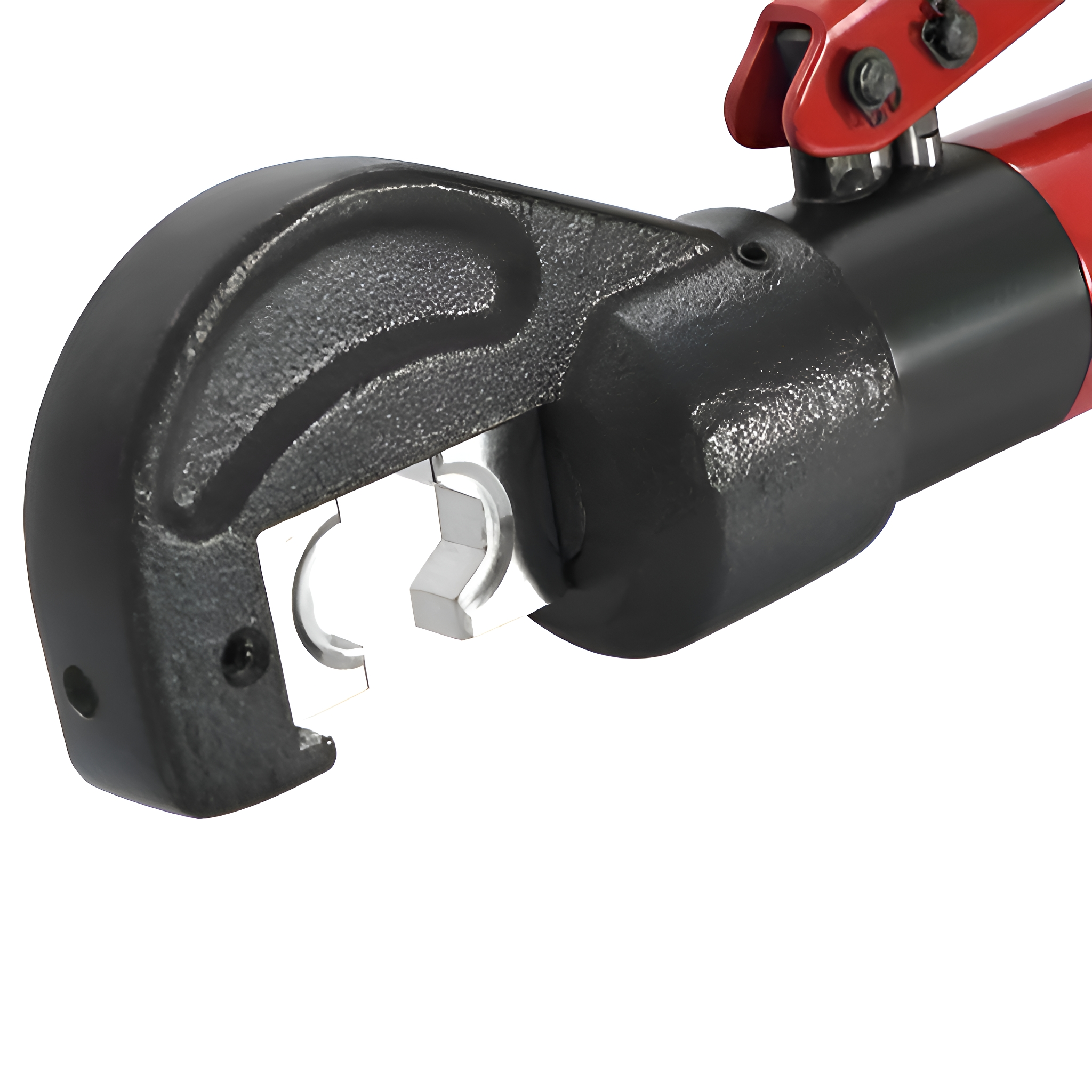 Schwarz-rotes hydraulisches Crimpwerkzeug. Das Werkzeug ist offen, bereit zum Crimpen, und auf weißem Grund.