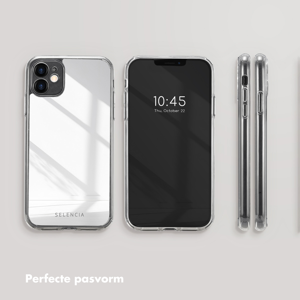 Coques de téléphone transparentes avec dos miroir. Deux coques et le téléphone sont arrangés.