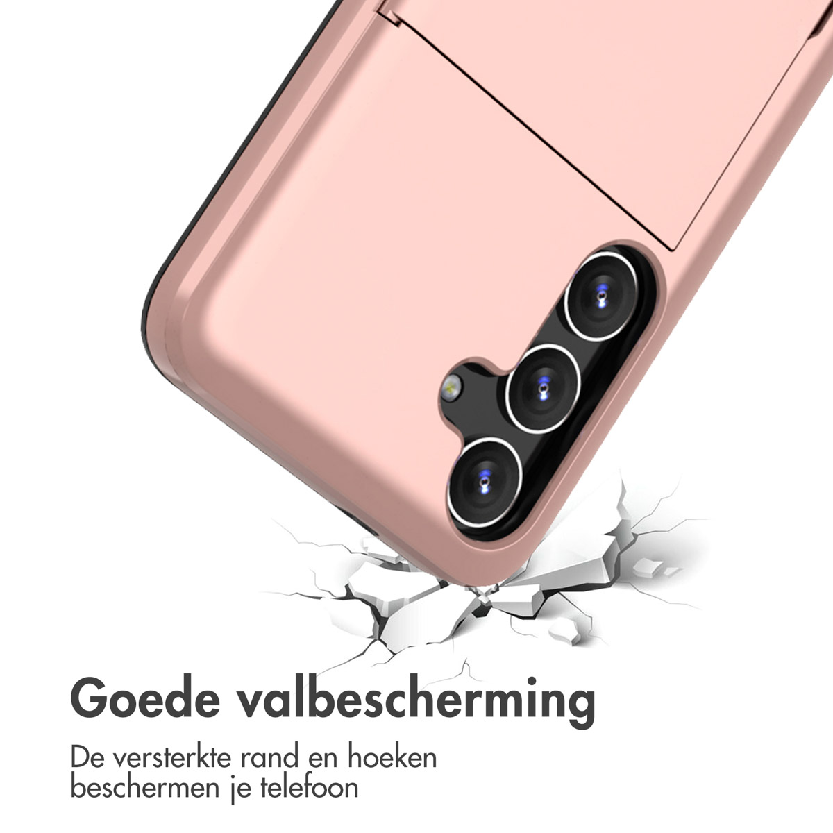 Roségouden telefoonhoesje, vallend op gebroken grond. Cameradetail zichtbaar. Witte achtergrond.