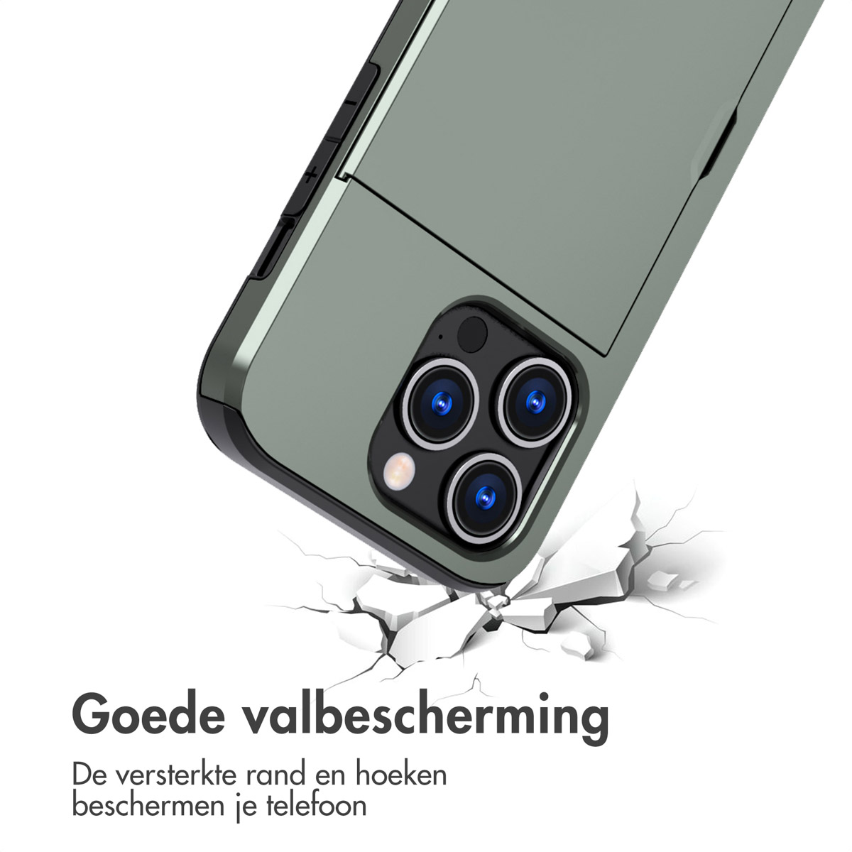 Groene telefoonhoes, vallend op gebroken grond. Cameradetail zichtbaar. Witte achtergrond.