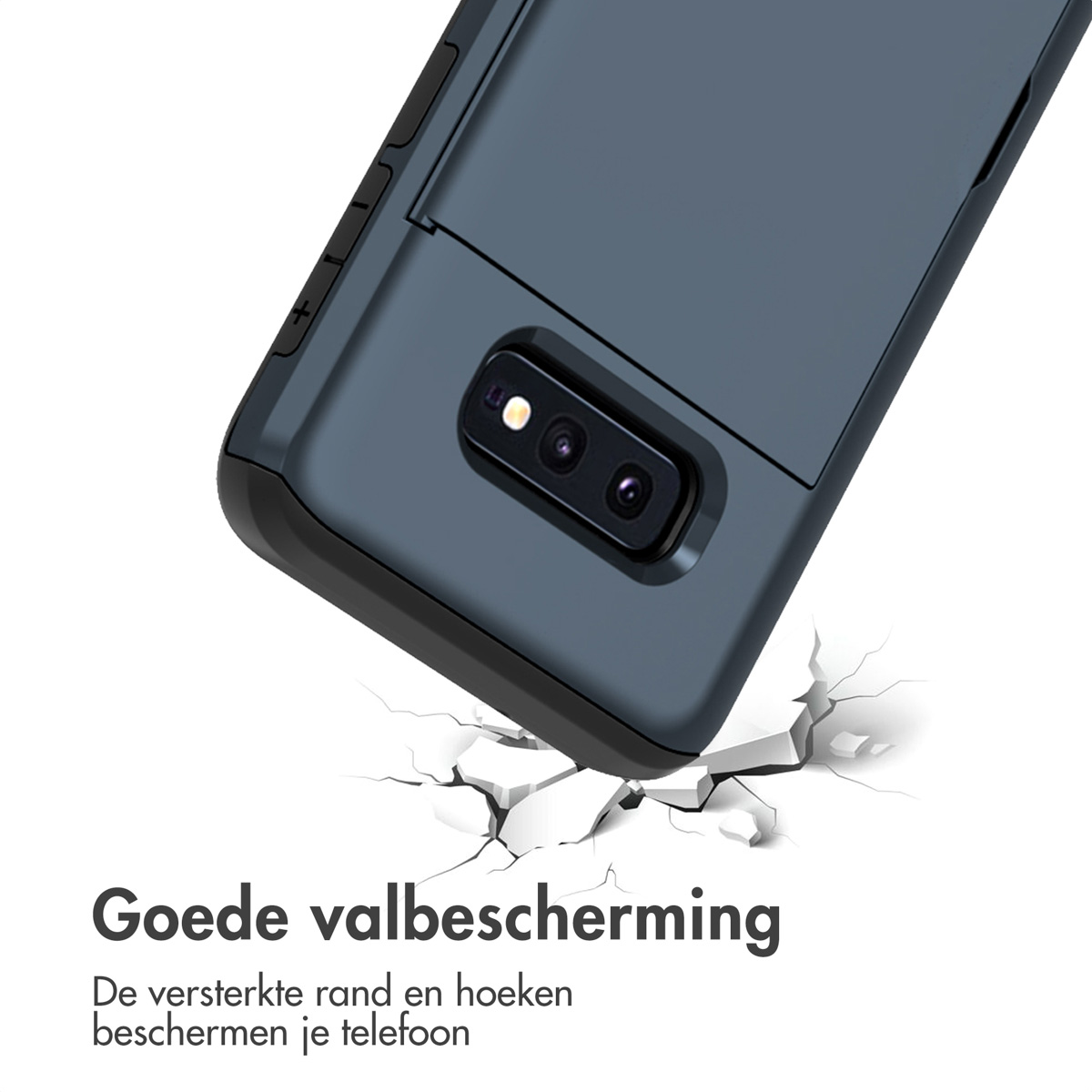 Coque de téléphone sur une surface fissurée. La coque est bleu foncé. Caméra visible.