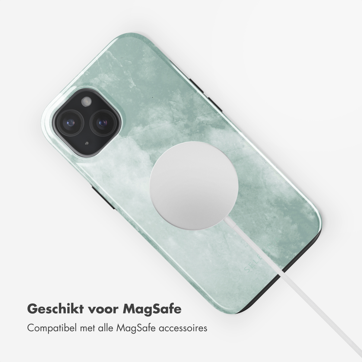 Telefoonhoesje met een groen en wit marmerpatroon, met een witte MagSafe-oplader bevestigd. De telefoon staat op een witte achtergrond.
