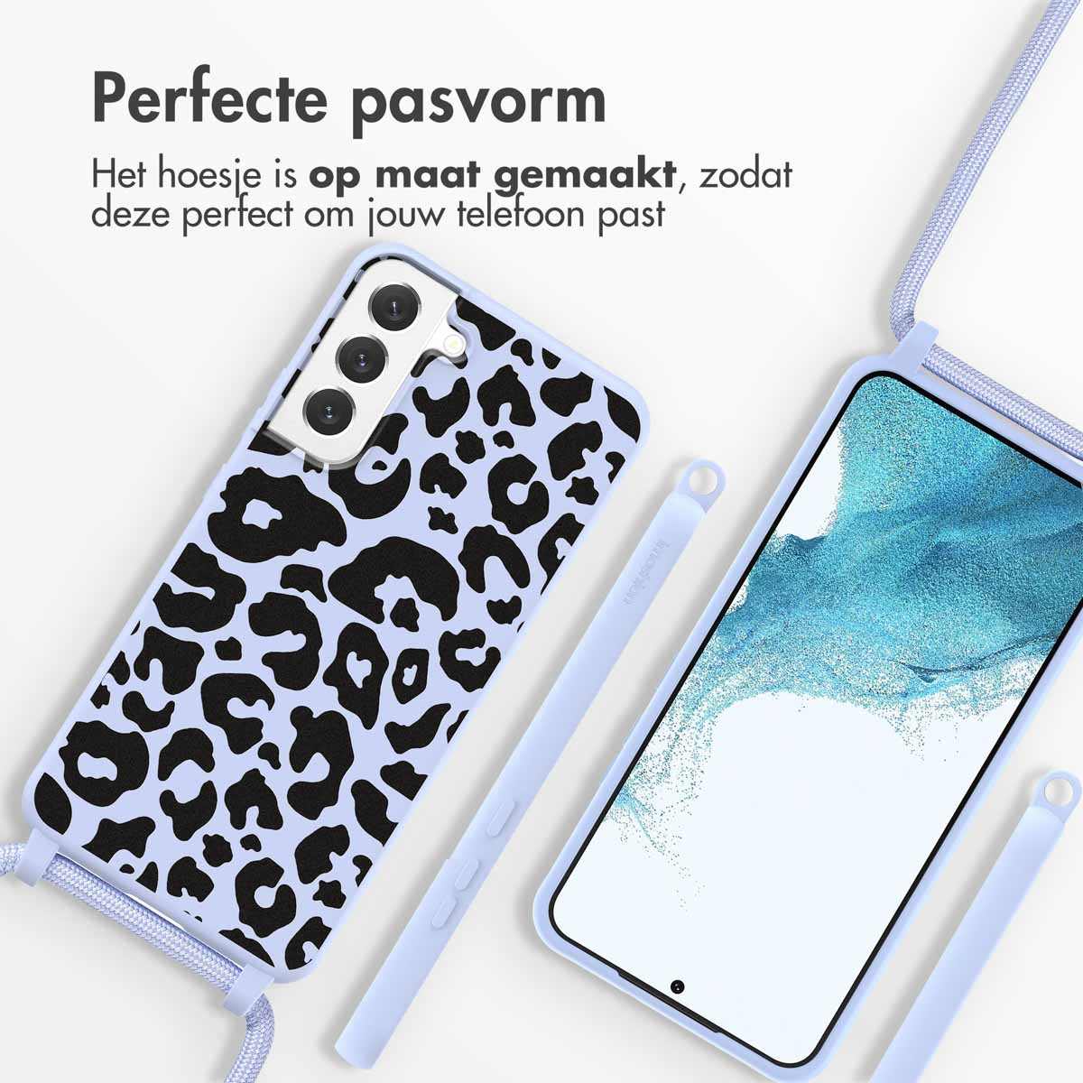 Een lichtblauw telefoonhoesje met luipaardprint, een telefoon en een telefoonriem.