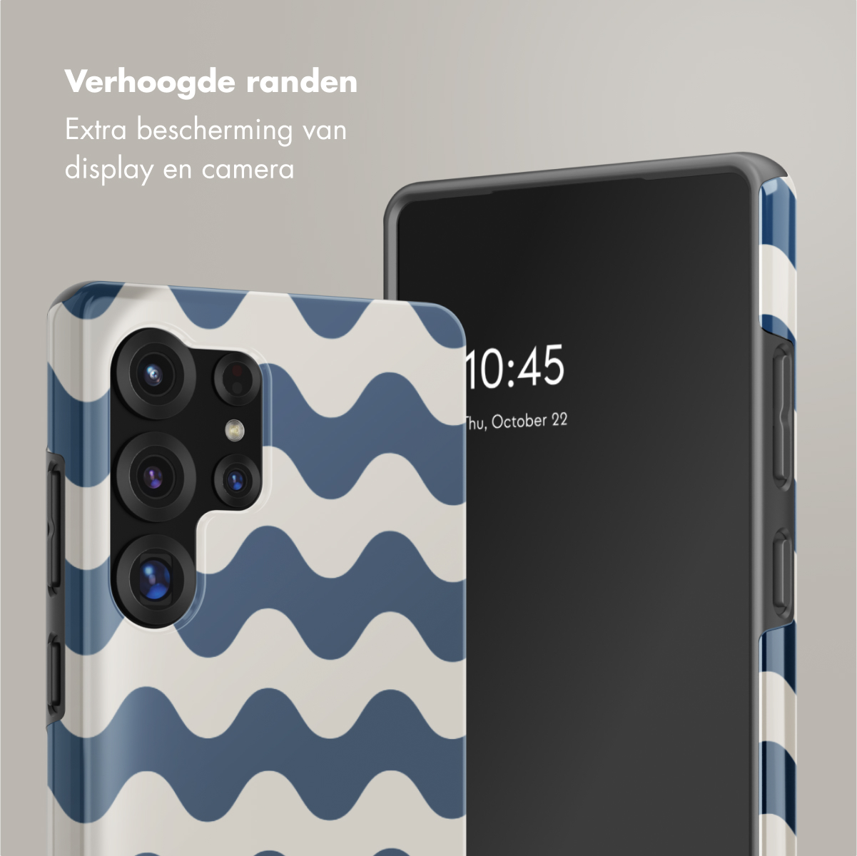 Telefoon en hoesje met golvend patroon, tijdweergave, schuine weergave.
