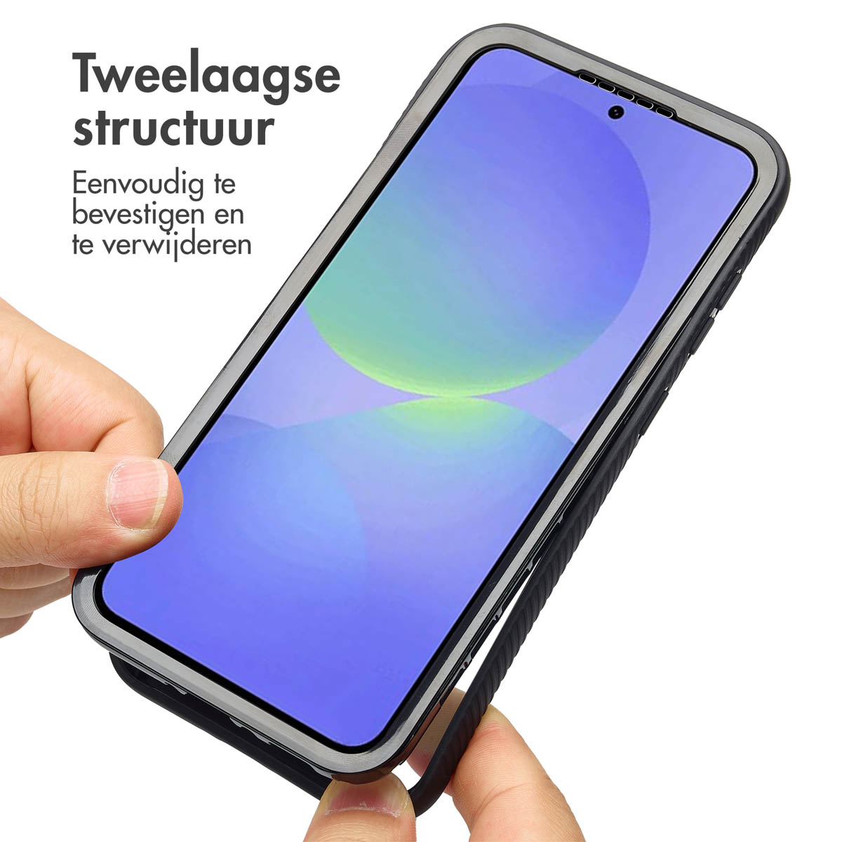 Handen die een telefoon vasthouden met een hoesje dat wordt aangebracht, met scherm en structuur.
