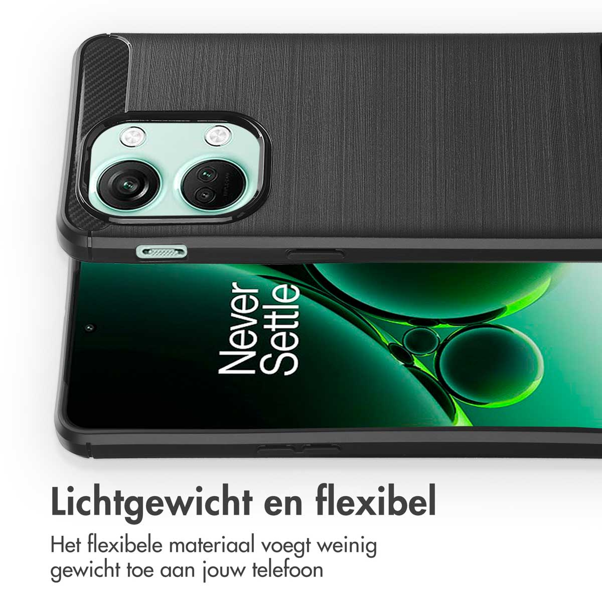 Telefoon in een zwarte hoes met een getextureerde achterkant, witte achtergrond.