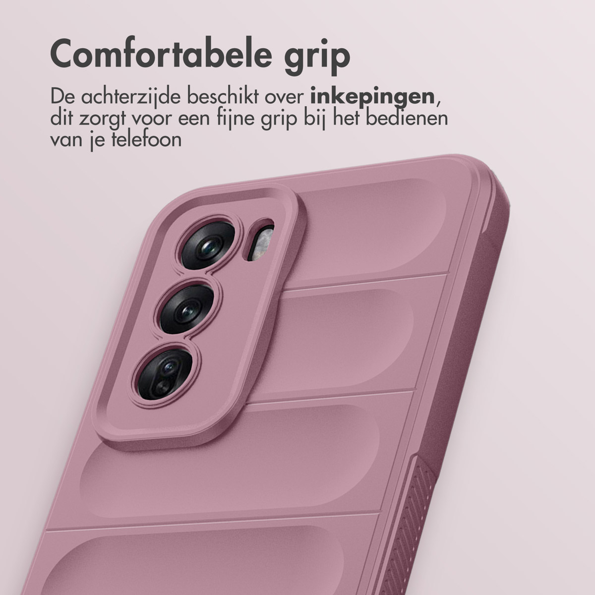 Primo piano di una custodia per telefono malva con tre obiettivi della fotocamera e un retro strutturato. Sfondo rosa.