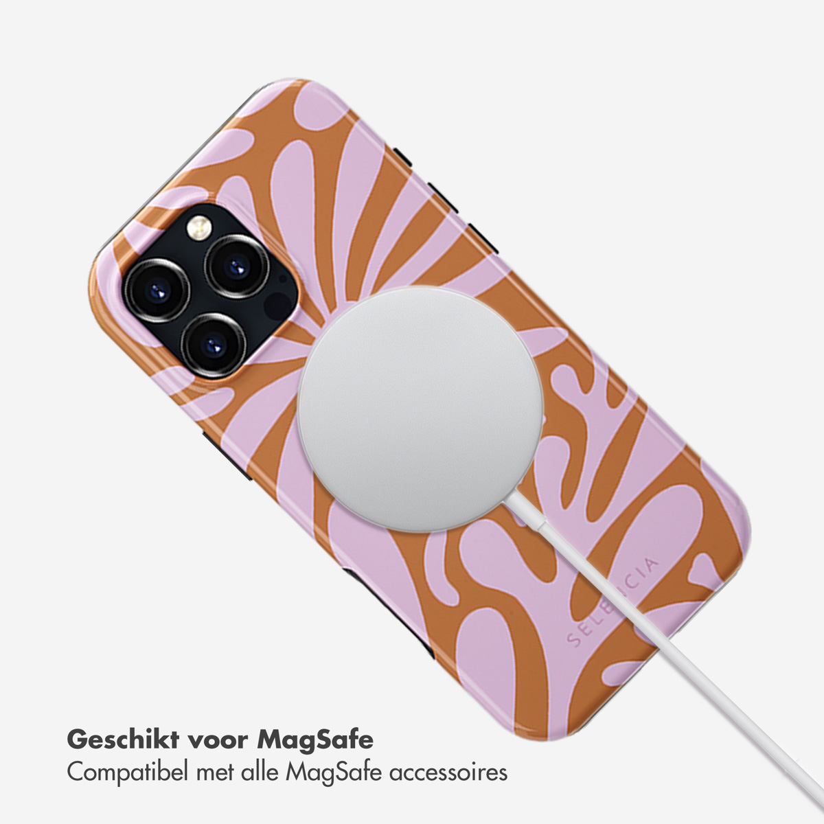 Coque de téléphone avec motif floral orange et violet, se rechargeant sans fil sur blanc.