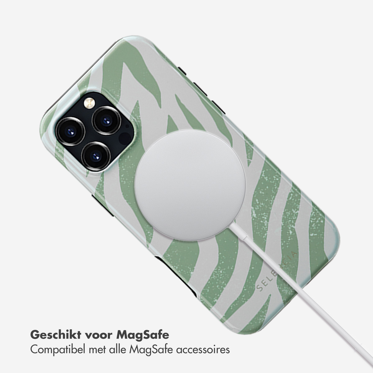 Coque de téléphone avec un motif zébré blanc et vert, attachée à un téléphone avec un chargeur MagSafe.