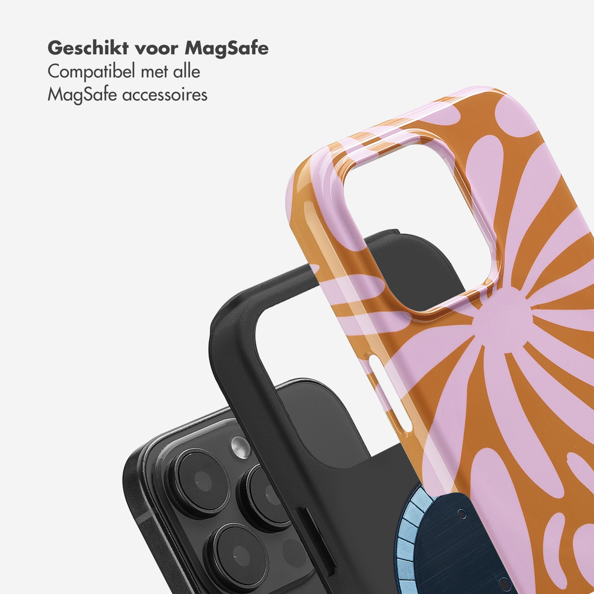 Telefoonhoesje met een bloemenpatroon, dat gedeeltelijk een zwarte telefoon bedekt. De hoes is oranje en roze.