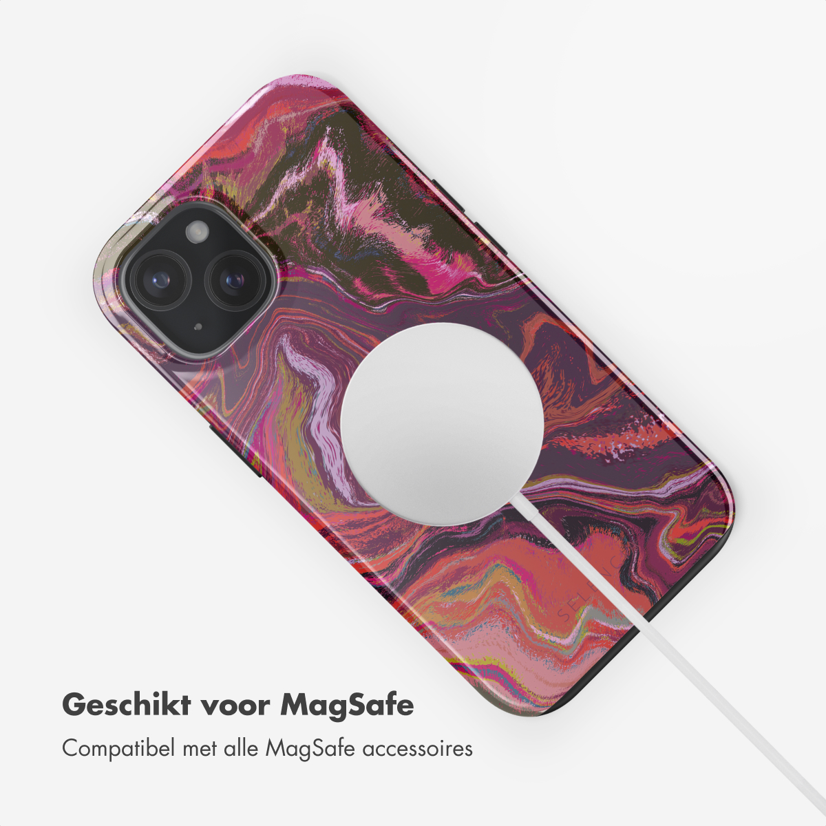 Telefoon met een kleurrijke marmeren hoes, met een witte oplader en tekst over MagSafe-compatibiliteit.
