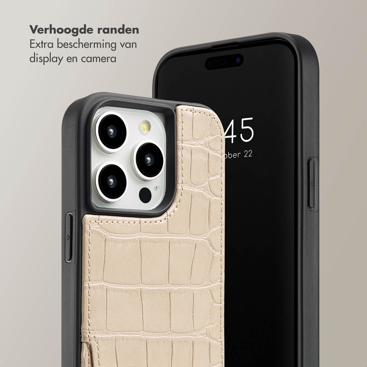 Coque de téléphone avec texture crocodile beige et cadre noir, avec un téléphone derrière.