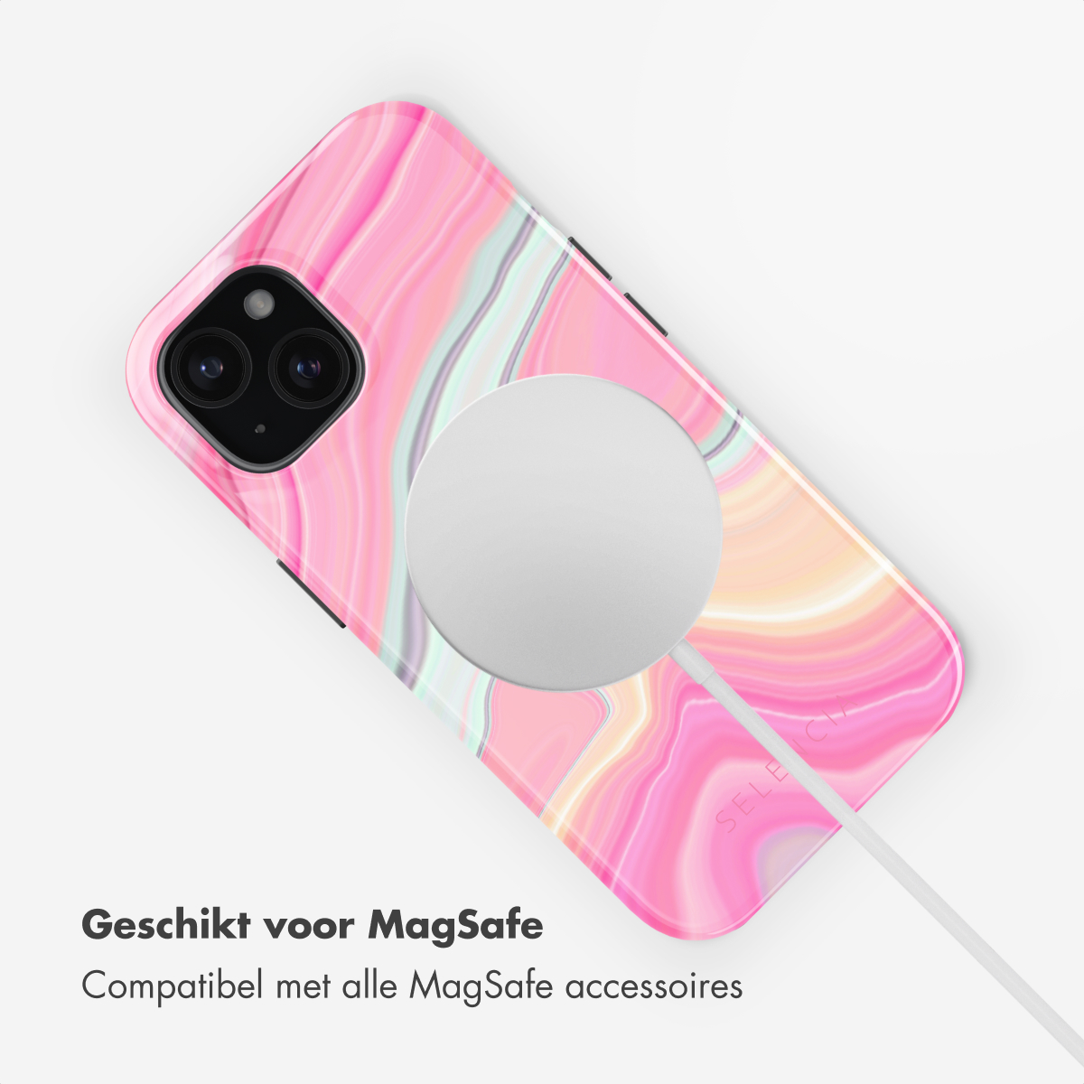 A phone in a marble case on a wireless charger. Text reads 'Geschikt voor MagSafe'. White background.