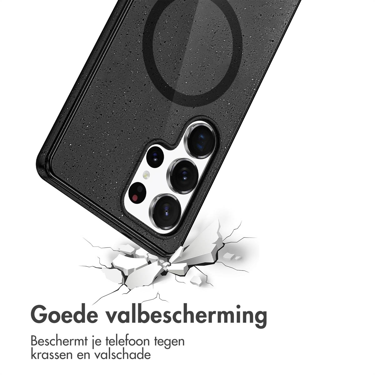 Zwarte gespikkelde telefoonhoes valt op een gebarsten oppervlak. De hoes heeft een camera.