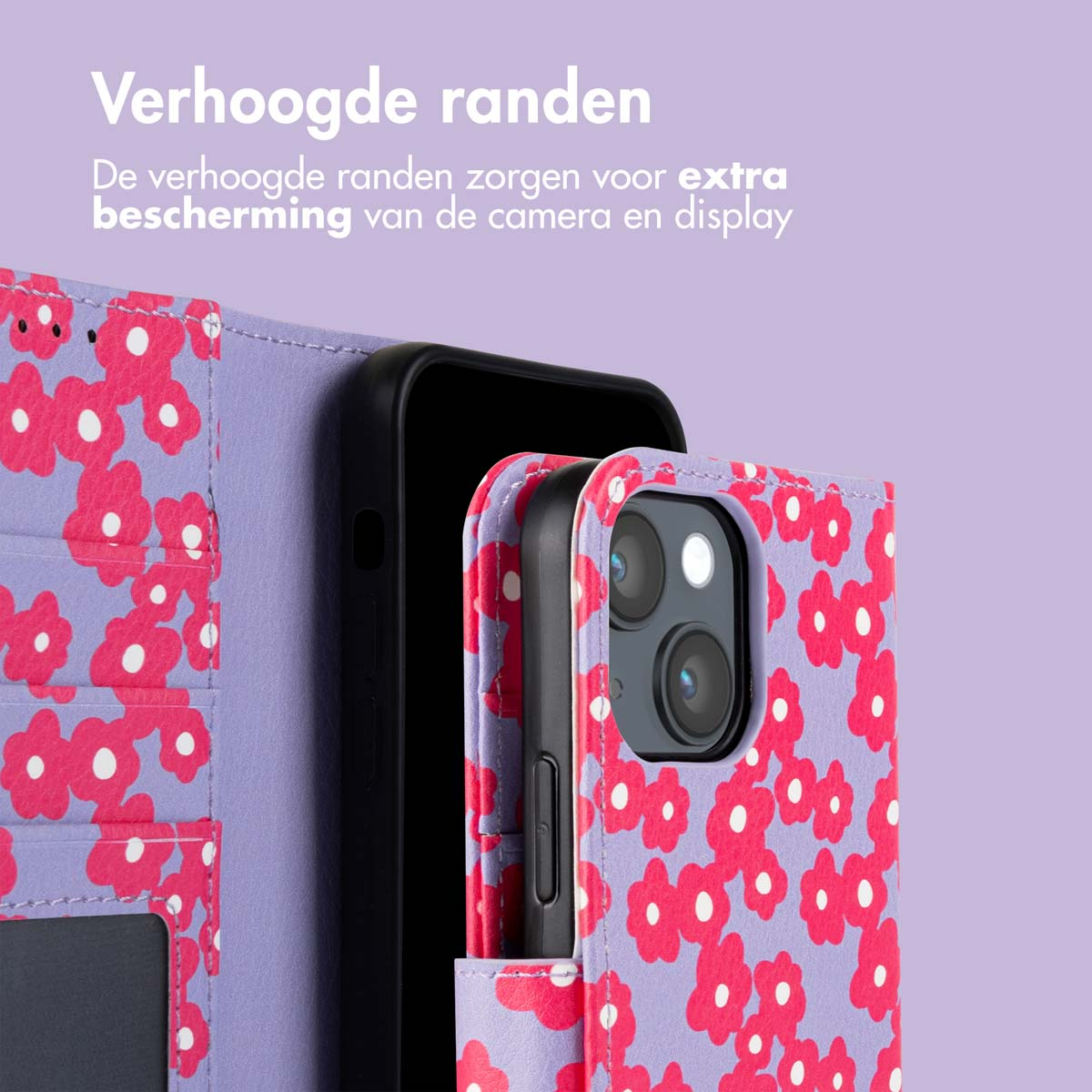 Een paarse telefoonhoes met een bloemenpatroon. De telefoon is zwart en in de hoes.