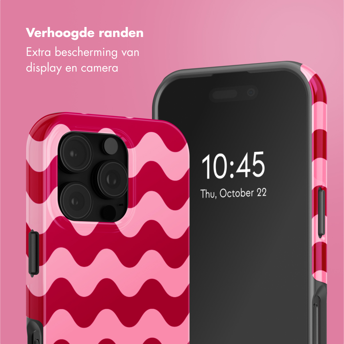 Un téléphone avec une coque rose à motifs de vagues et un écran noir affichant l'heure. Fond rose.