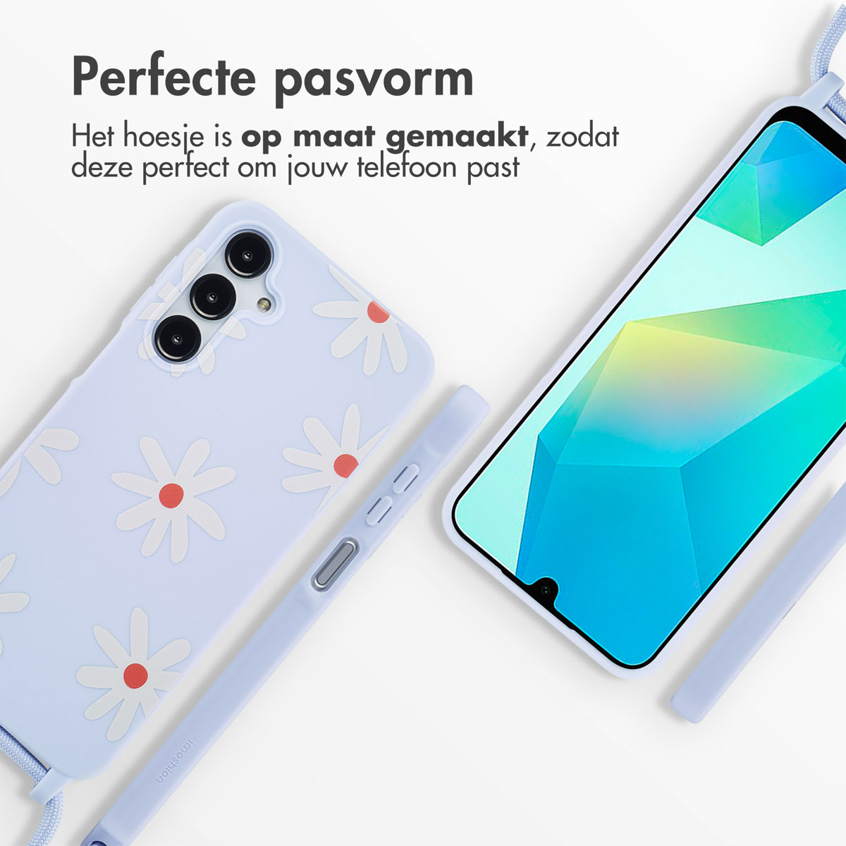 Coque de téléphone bleu clair avec des fleurs blanches. Un téléphone est à côté de la coque avec un cordon.