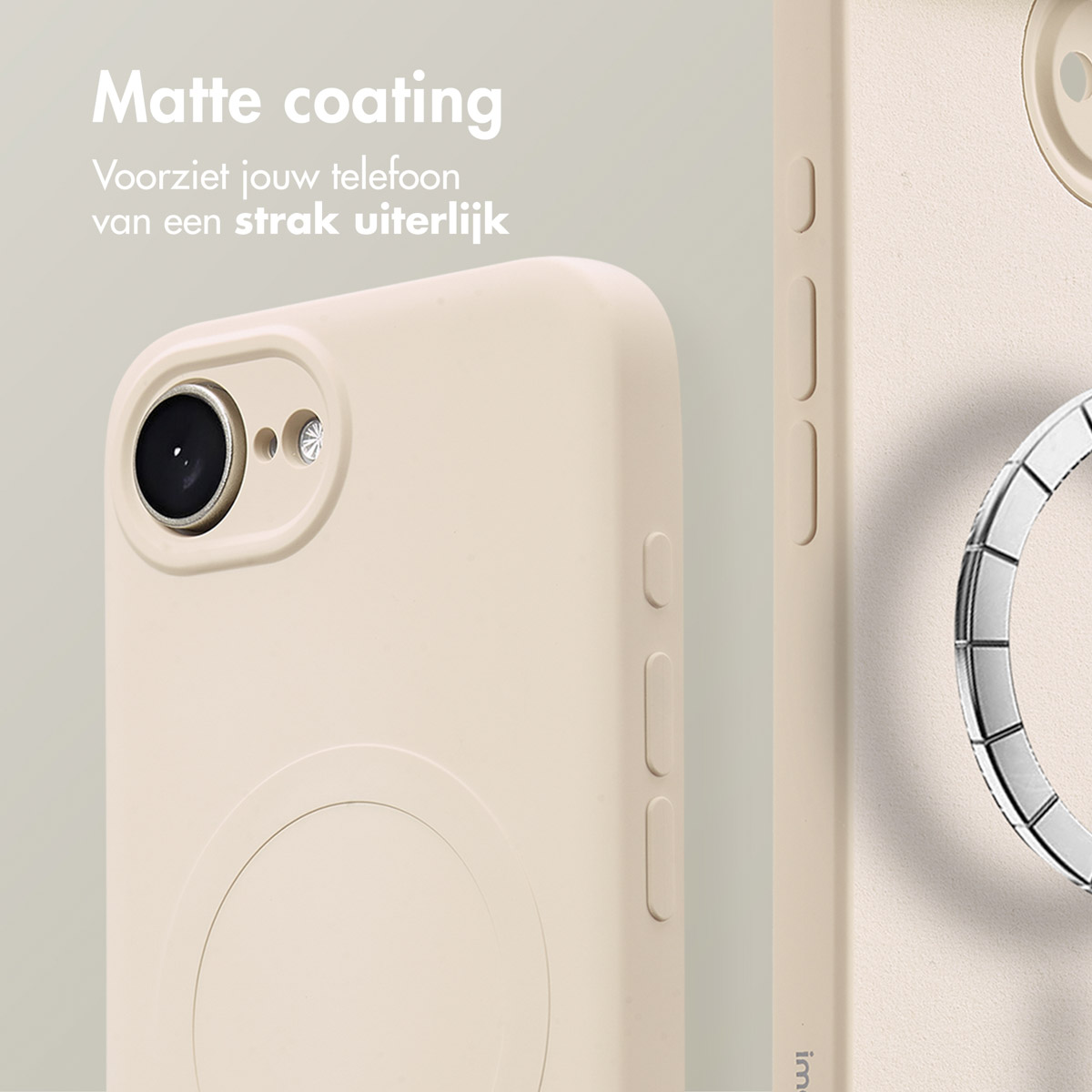 Close-up van een telefoonhoesje, lichtbeige, met een camera-uitsparing en een cirkelvormig metalen element.