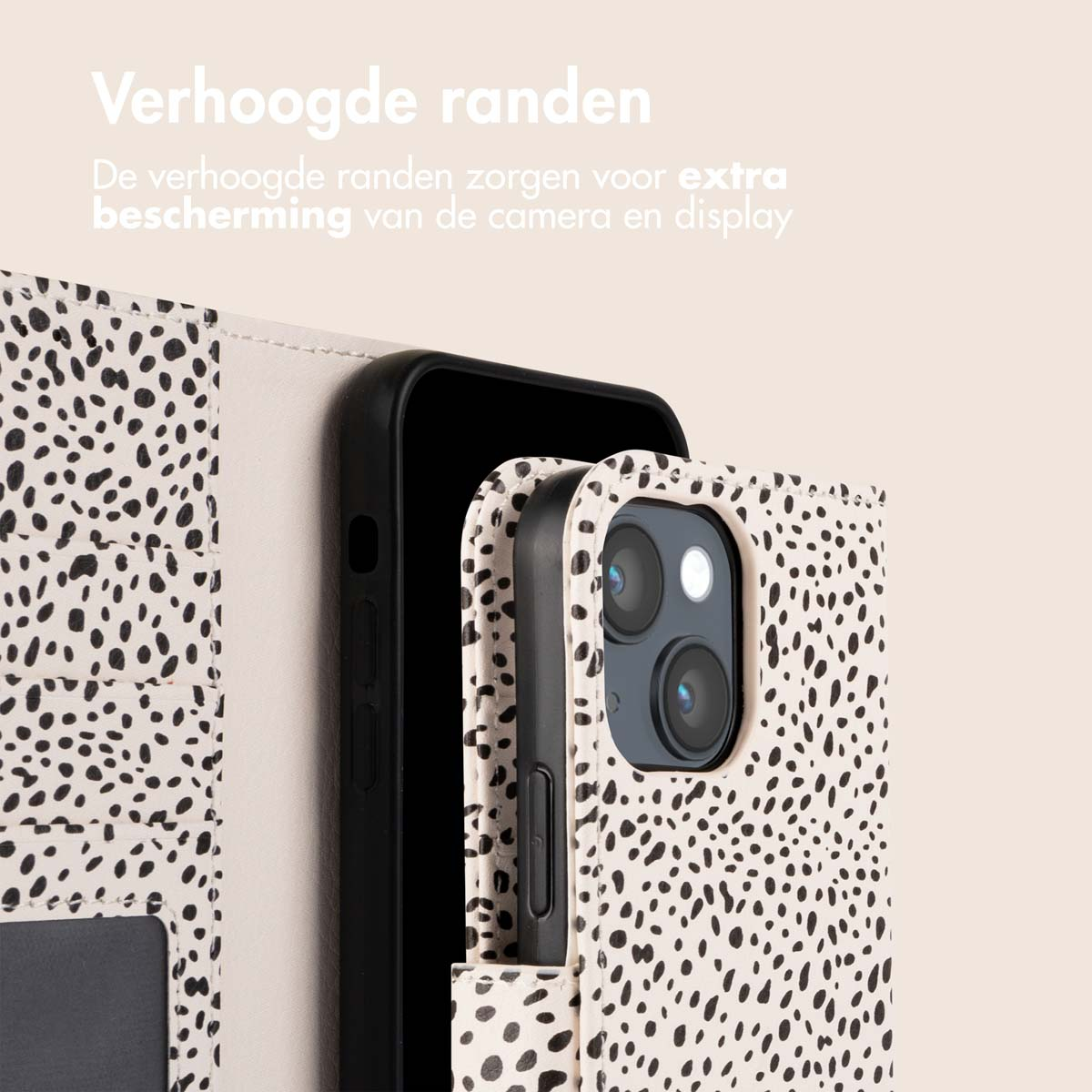 Een telefoon in een hoesje met zwarte en witte stippen. Er zit een telefoon in het hoesje.