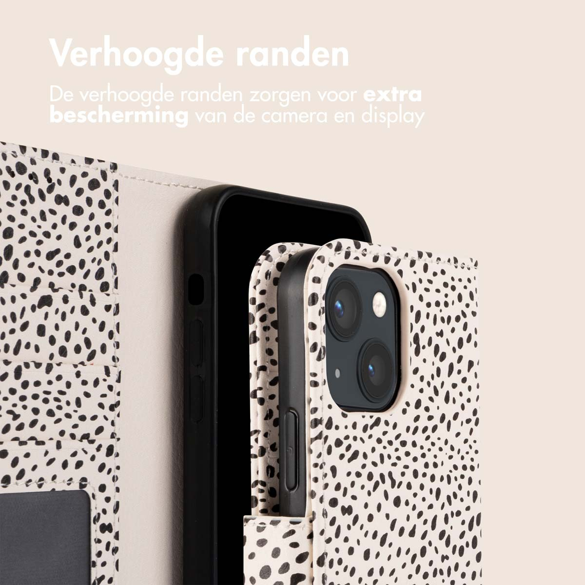 Een telefoonhoesje met een wit en zwart stippenpatroon, met een telefoon erin.