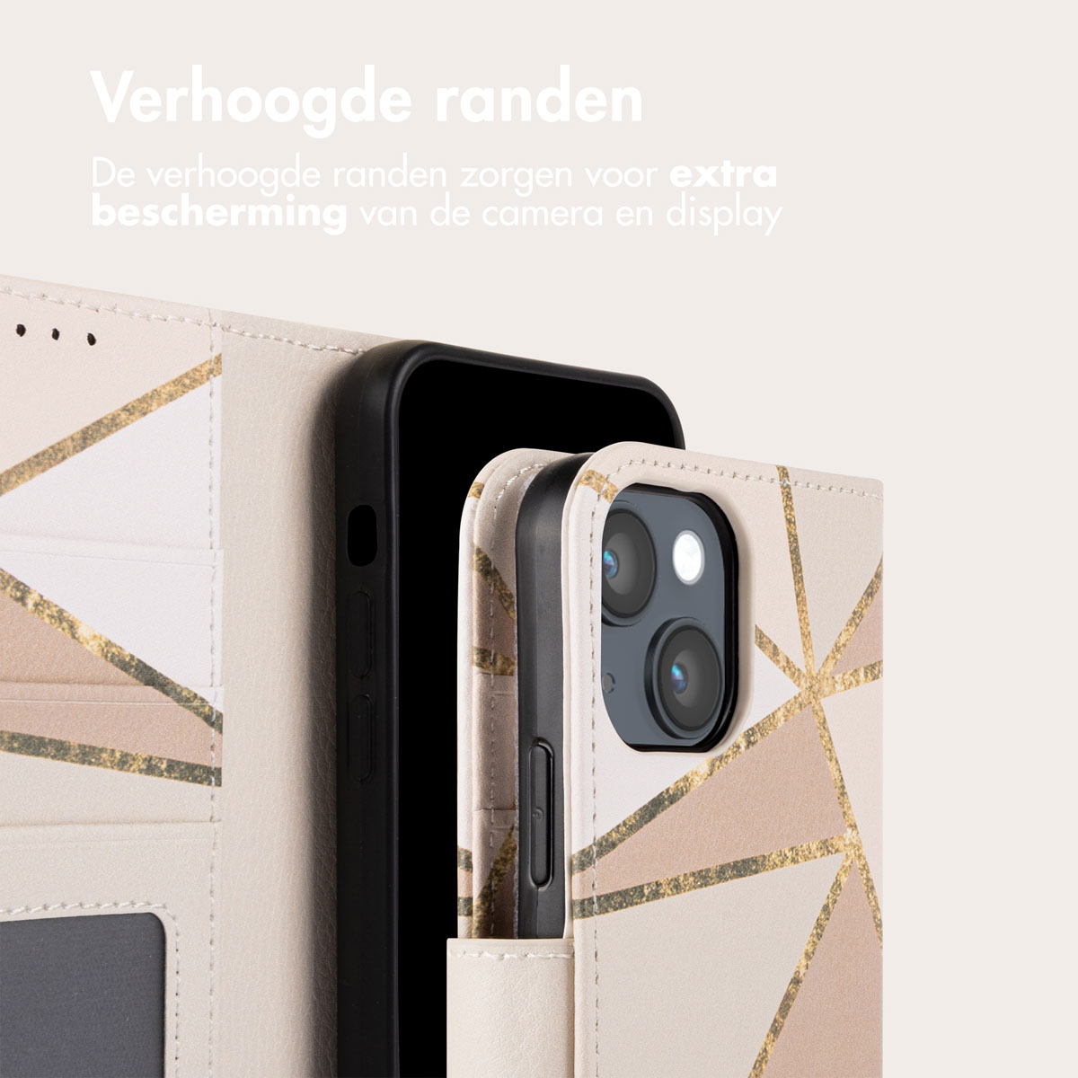 Coque de téléphone beige avec design géométrique doré, tenant un téléphone noir. Les bords protègent l'appareil photo et l'écran.