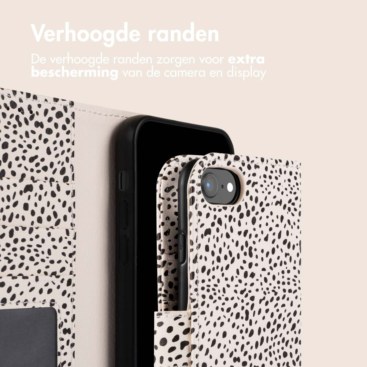 Een telefoonhoesje met een koe-achtig patroon, met een telefoon erin en een kaartsleuf.