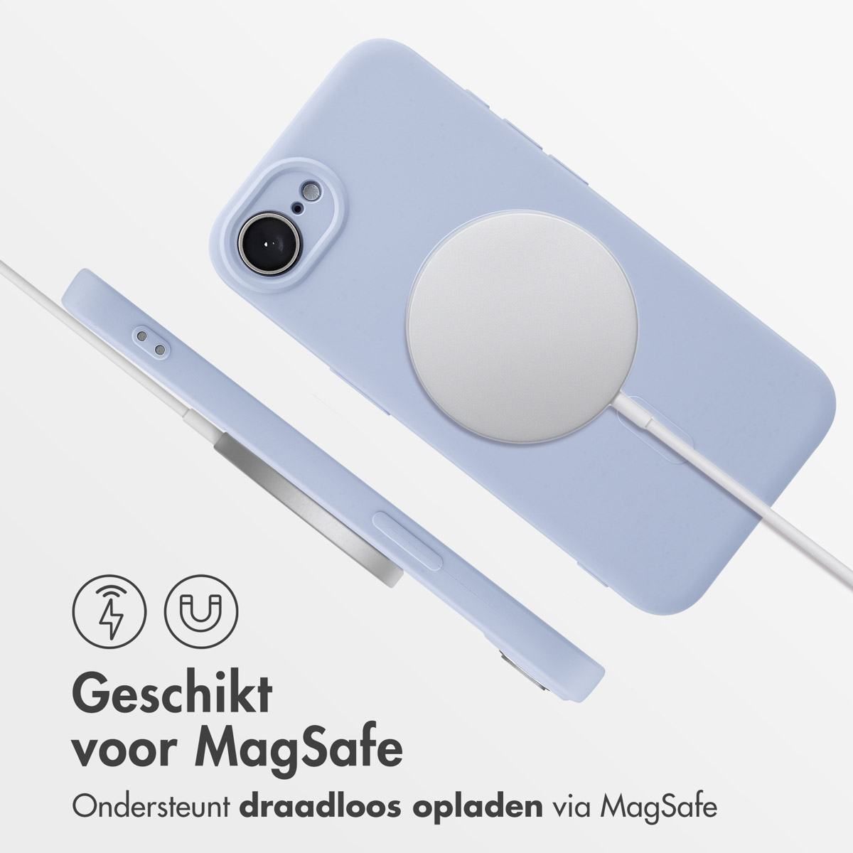 Coque de téléphone bleu clair avec chargeur MagSafe blanc attaché. La coque est sur une surface blanche.