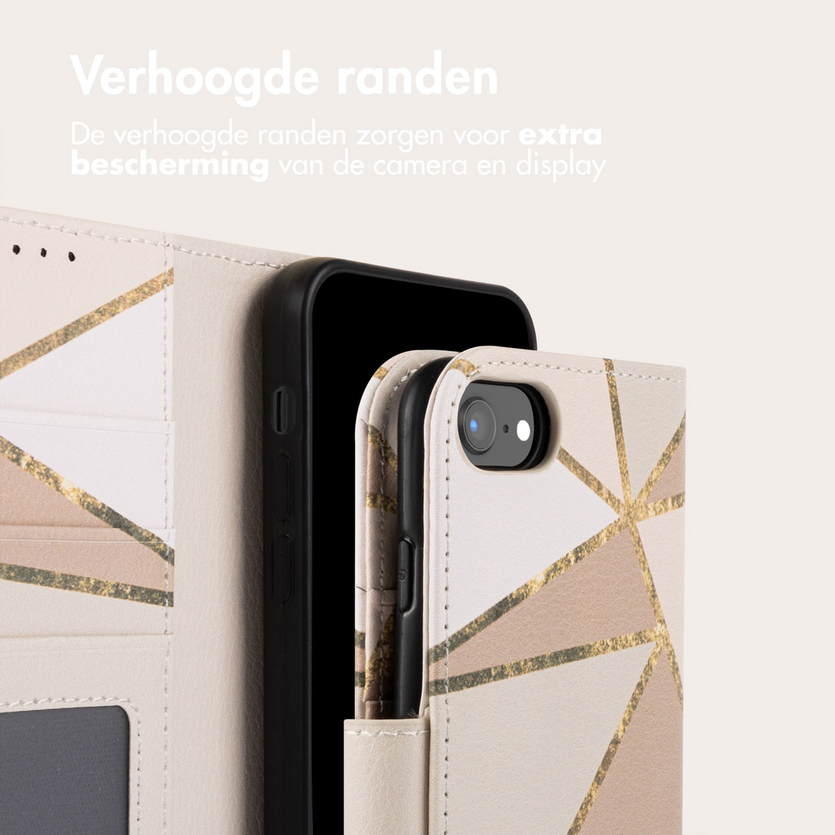 Telefoonhoes open, met telefoon erin. Hoes is crème met geometrische gouden lijnen.