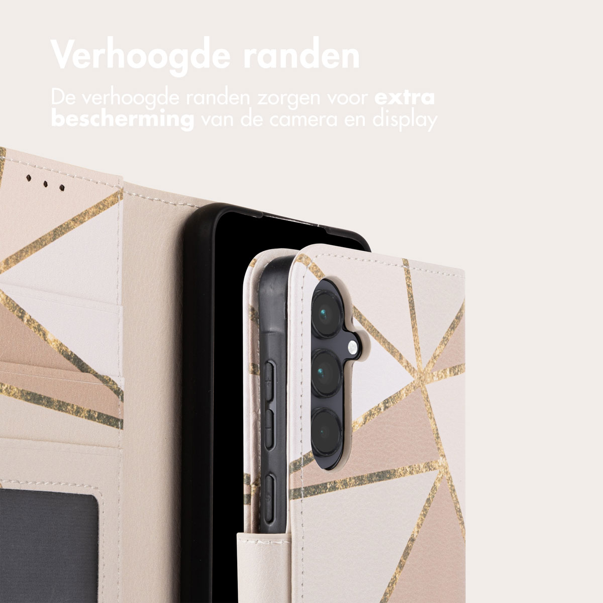 Une coque de téléphone avec un motif. Le téléphone est dans un étui de style folio. L'étui est beige et doré.